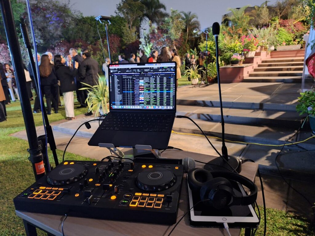 Equipo de DJ en los jardines de la residencia