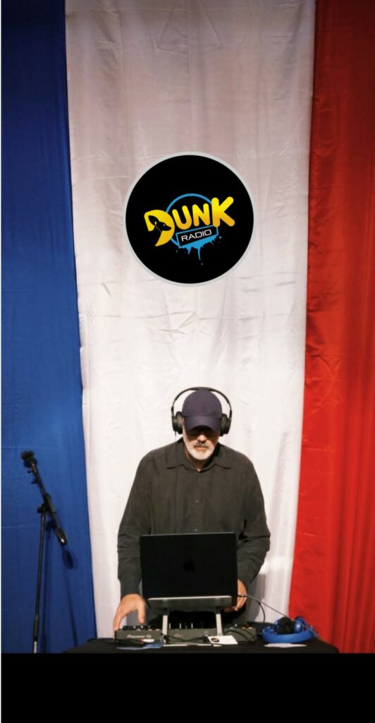Dj NZo, productor de DUNK Radio, en vivo en un evento organizado en la Alianza Francesa de Lima